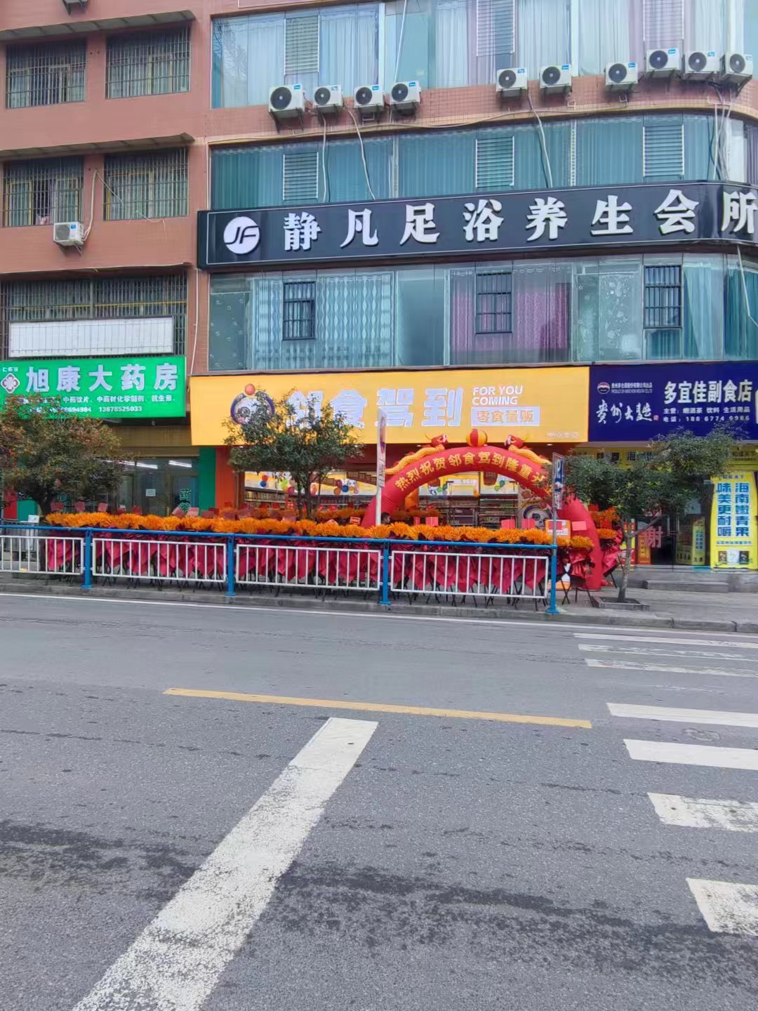 新式双业态零售出圈，潮玩零食店碾压传统便利店(图1)